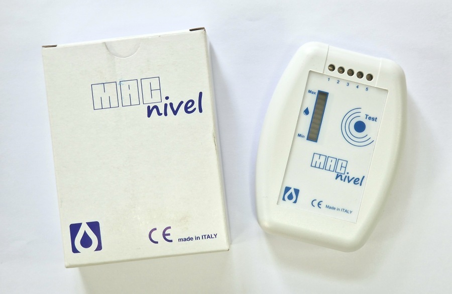 macnivel-battery-powered-water-tank-monitor-with-box.jpg